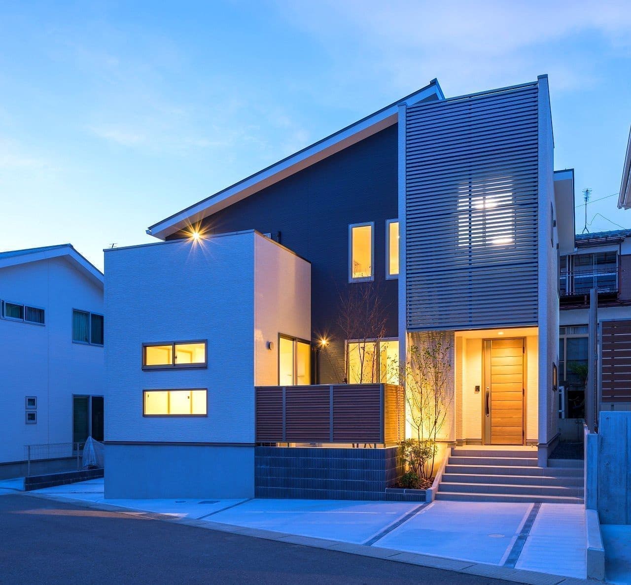 建物外観（夜）