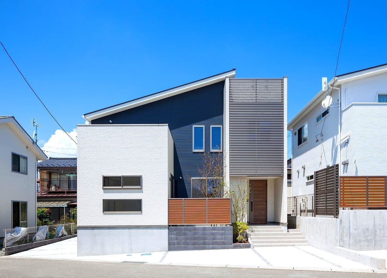 建物外観（昼）