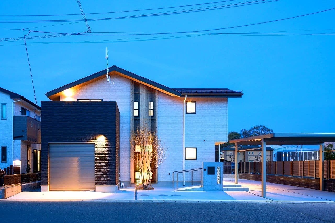 建物外観（夜）