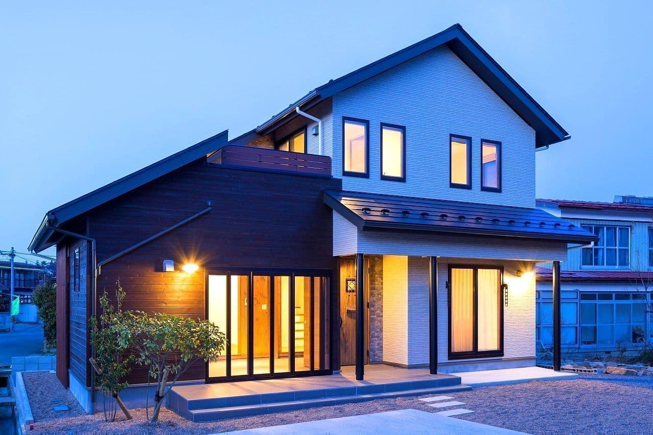 建物外観（夜）