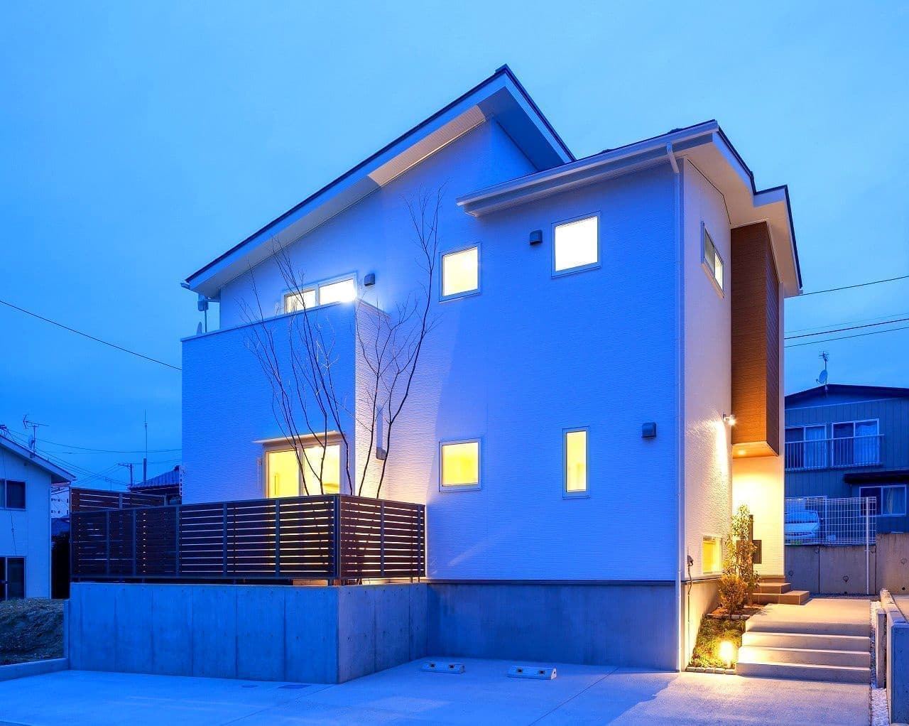 建物外観（夜）