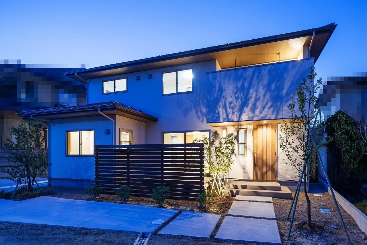 建物外観（夜）