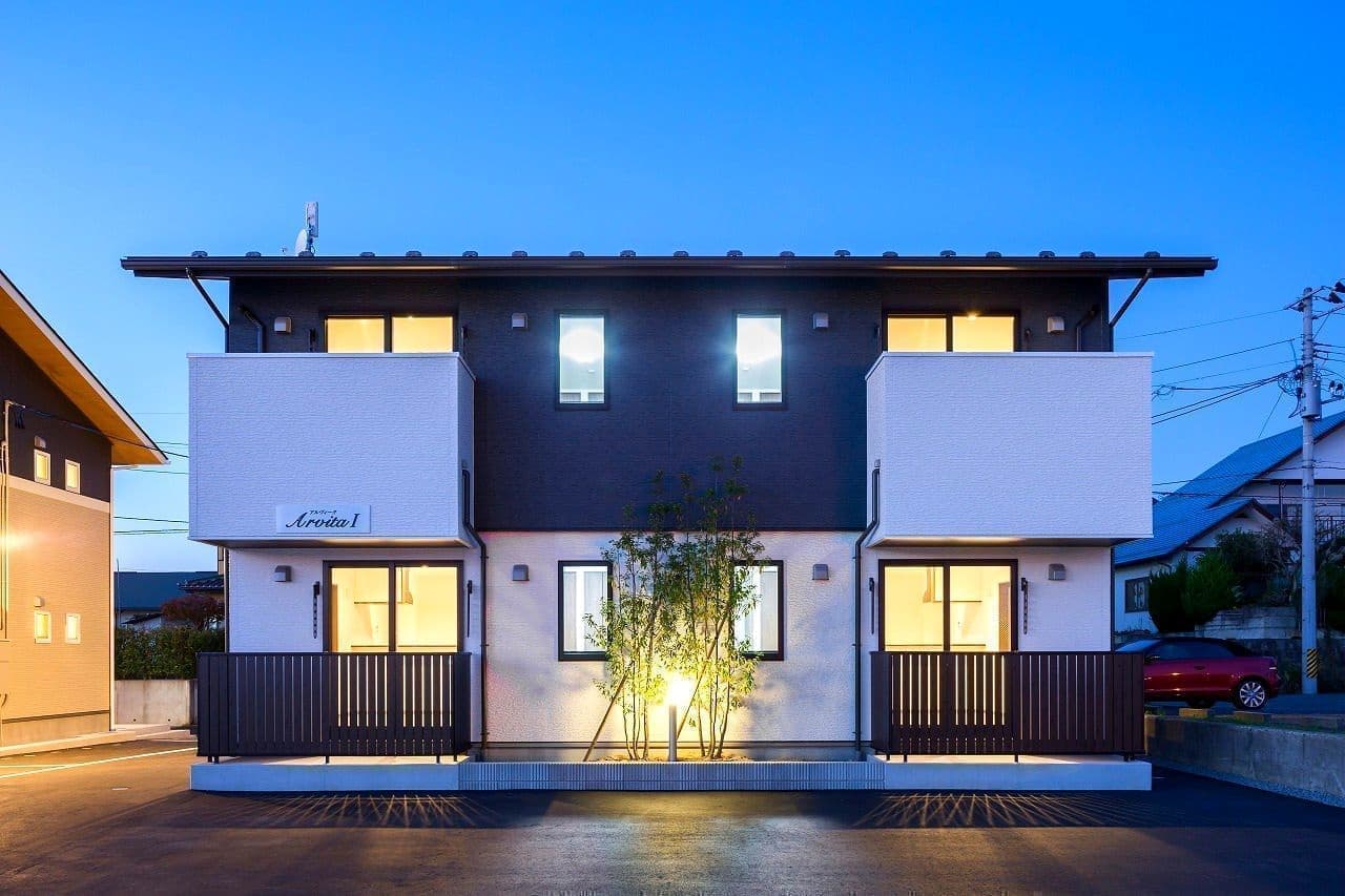 建物外観（夜）